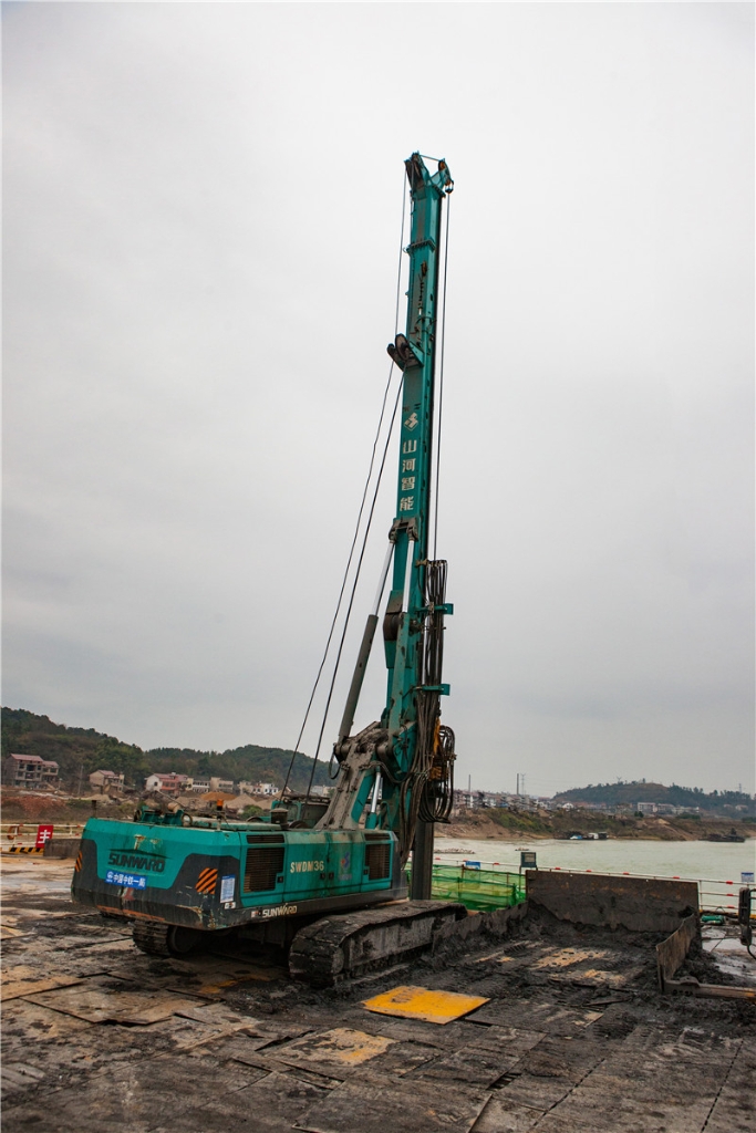 水下钻孔80米，皇家国际智能旋挖钻机震撼施工排场