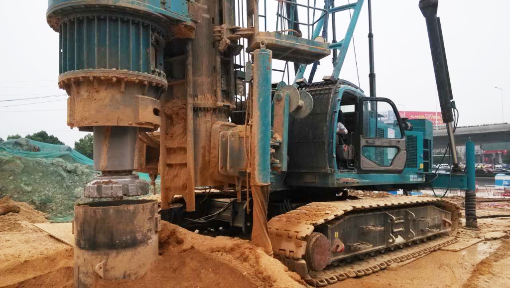 国内初创双动力头强力钻机获徐州市委沉点赞美