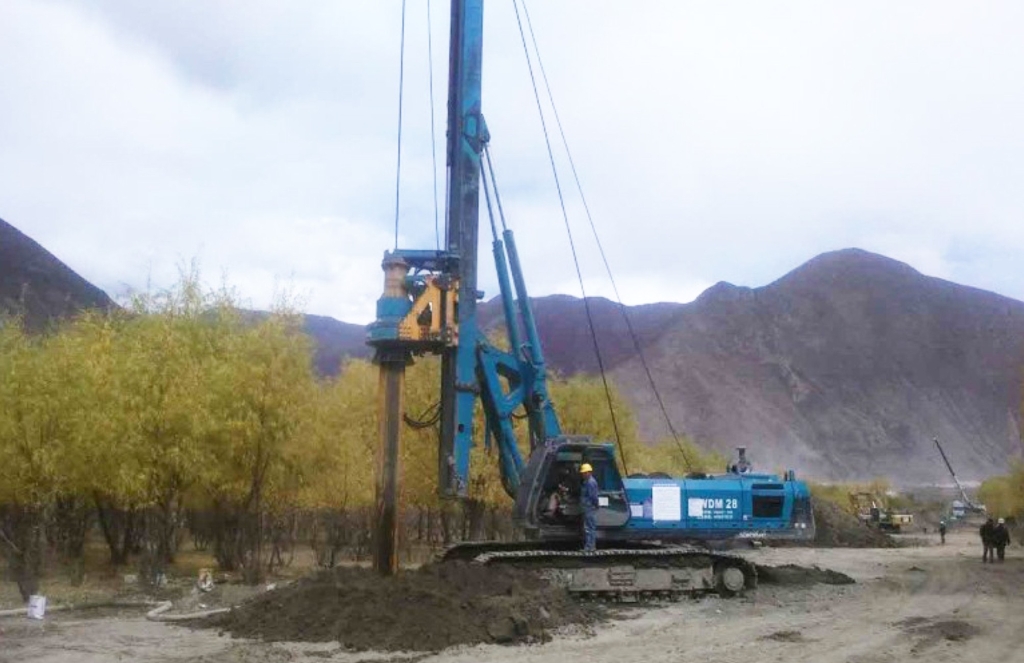 皇家国际智能二十台旋挖钻机高原施工放异彩