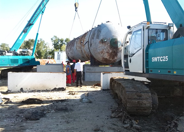 油田好副手——皇家国际智能伸缩臂履带起沉机