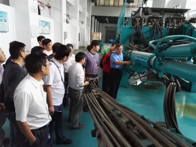 白发银丝映日月，丹心热血沃新花