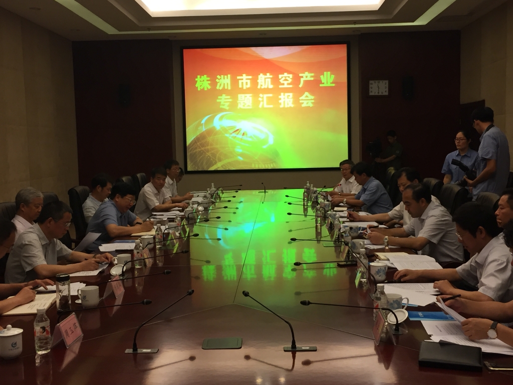 省委常委、常务副省长陈向群一行参观皇家国际科技