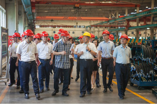 商务部合作司刘民强副司长一行调研皇家国际智能