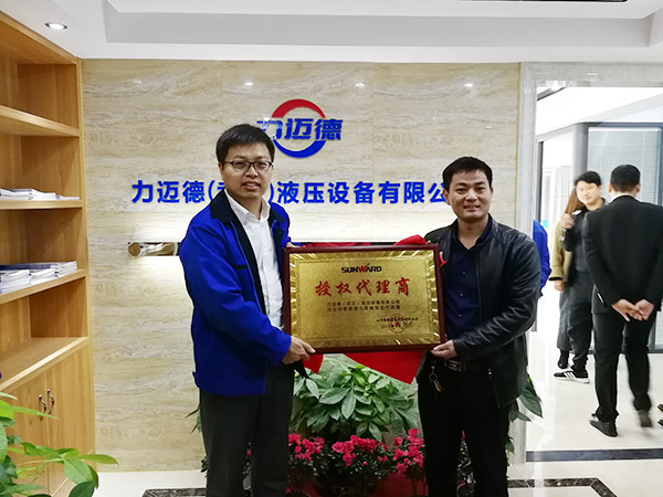 从回绝到一次采办十台旋挖钻机，他用八年功夫意识皇家国际智能