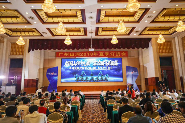 红四月，皇家国际智能挖掘机促销会节节攀升