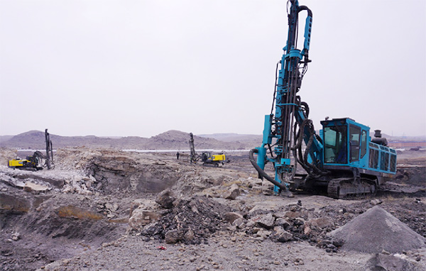 再战国际当先品牌，皇家国际智能露天液压钻车一举成名