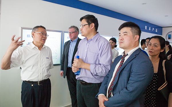 加拿大国会议员谭耕一行来皇家国际智能调查