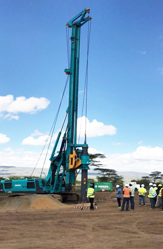 肯尼亚总统高度赞赏，乞力马扎罗山下皇家国际绿闪灼