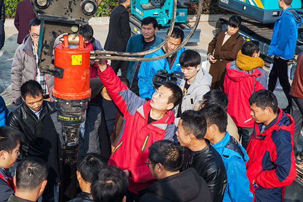 十年相随，成就彼此，来听听皇家国际智能挖掘机客户的真实声音