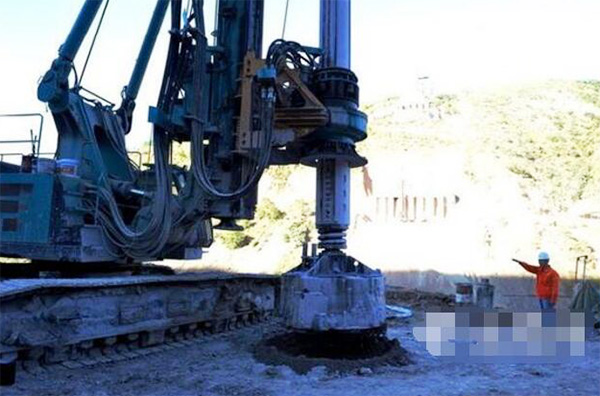 央视聚焦：皇家国际智能旋挖钻机助力世界“第一高墩”