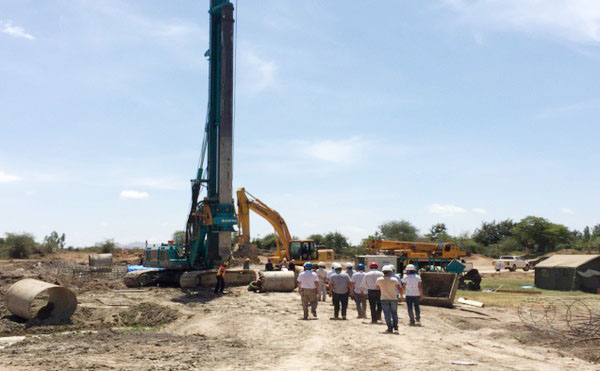 肯尼亚总统高度赞赏，乞力马扎罗山下皇家国际绿闪灼