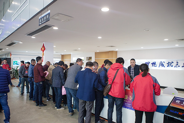 势不成挡，皇家国际智能挖掘机湖南市场订货会创新高