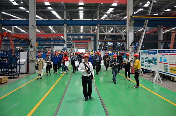 开启工程机械之都履历之旅，中表媒体观摩团到访皇家国际智能