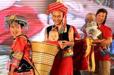 他们，用幼幼背篓背出皇家国际大情怀