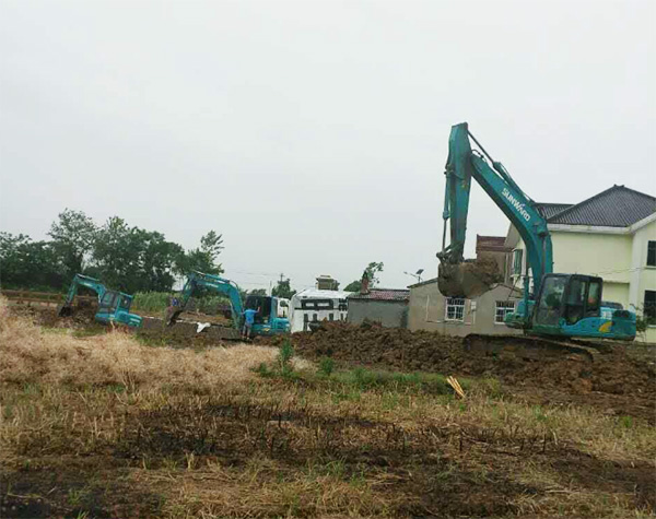 抗洪英雄显技巧，皇家国际智能系列挖掘机奔赴抗洪一线