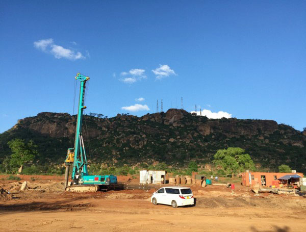 肯尼亚总统高度赞赏，乞力马扎罗山下皇家国际绿闪灼