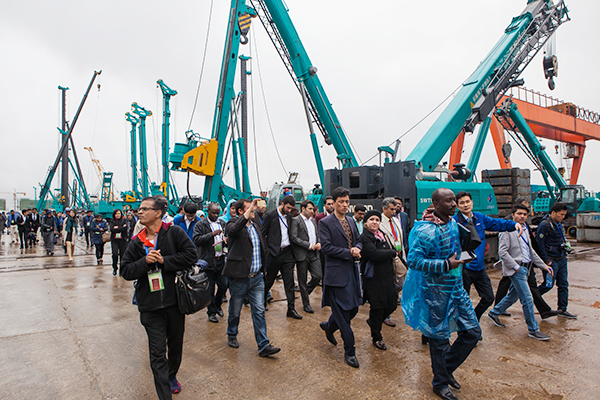 “一带一路”国度代表团到访皇家国际智能，感触“大开眼界”