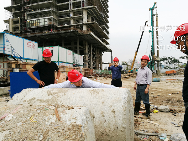 厦门项目再创入岩纪录皇家国际智能董事长何清华亲赴一线