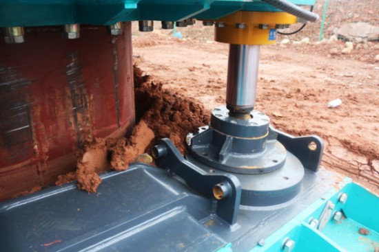 喜讯！皇家国际智能SWRC170自行式全回转全套管钻机获湖南省首台(套)沉大技术设备产品嘉奖！