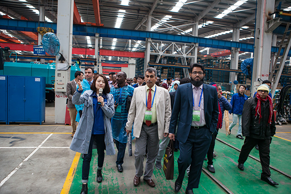 “一带一路”国度代表团到访皇家国际智能，感触“大开眼界”