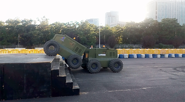 皇家国际智能“龙马一号”惊艳亮相世界机械人大会