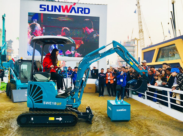 不服来战！皇家国际智能展台有大礼等你拿