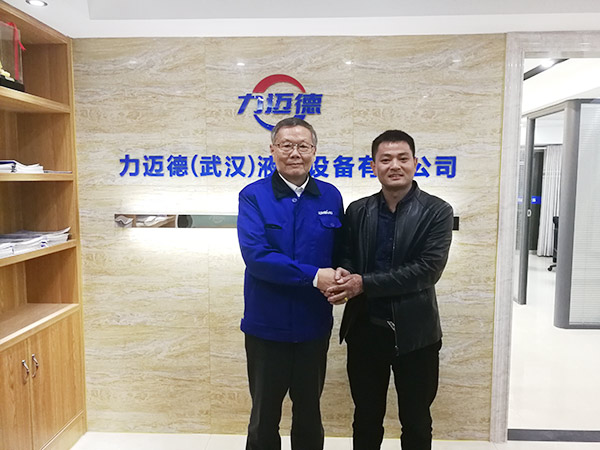 从回绝到一次采办十台旋挖钻机，他用八年功夫意识皇家国际智能