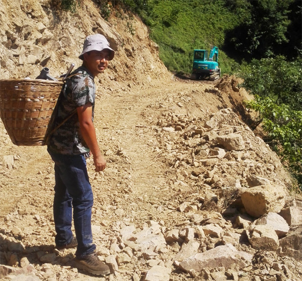 他们，用幼幼背篓背出皇家国际大情怀