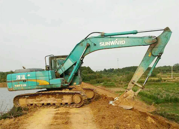 抗洪英雄显技巧，皇家国际智能系列挖掘机奔赴抗洪一线