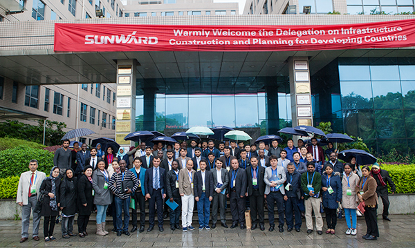 “一带一路”国度代表团到访皇家国际智能，感触“大开眼界”