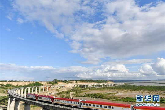 肯尼亚总统高度赞赏，乞力马扎罗山下皇家国际绿闪灼