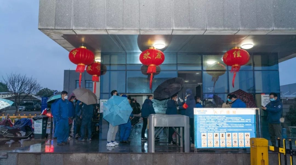 防控出产两不误 皇家国际智能复工保供