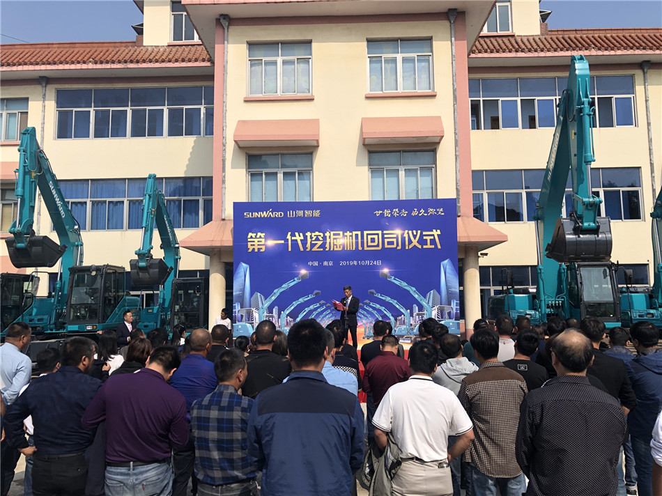 服役15年，超过20000幼时！元老级挖机接“回家”！