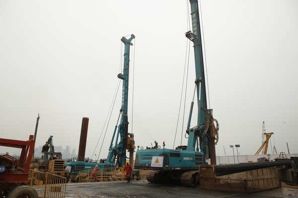 地铁咬合桩施工必备利器--皇家国际智能旋挖钻机