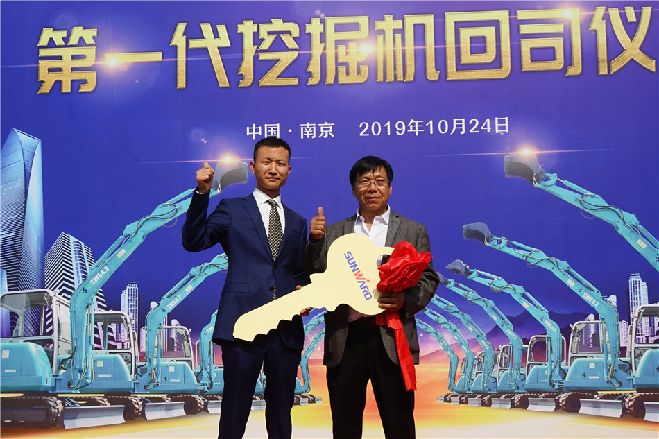 服役15年，超过20000幼时！元老级挖机接“回家”！