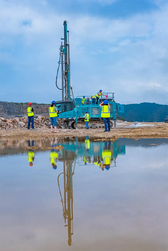 15年3万幼时！皇家国际智能元老级潜孔钻机“雄风”仍旧