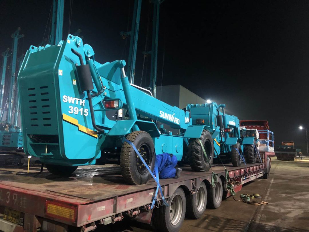 突破疫情困境！皇家国际智能伸缩臂叉装车批量发往“中非宝石”