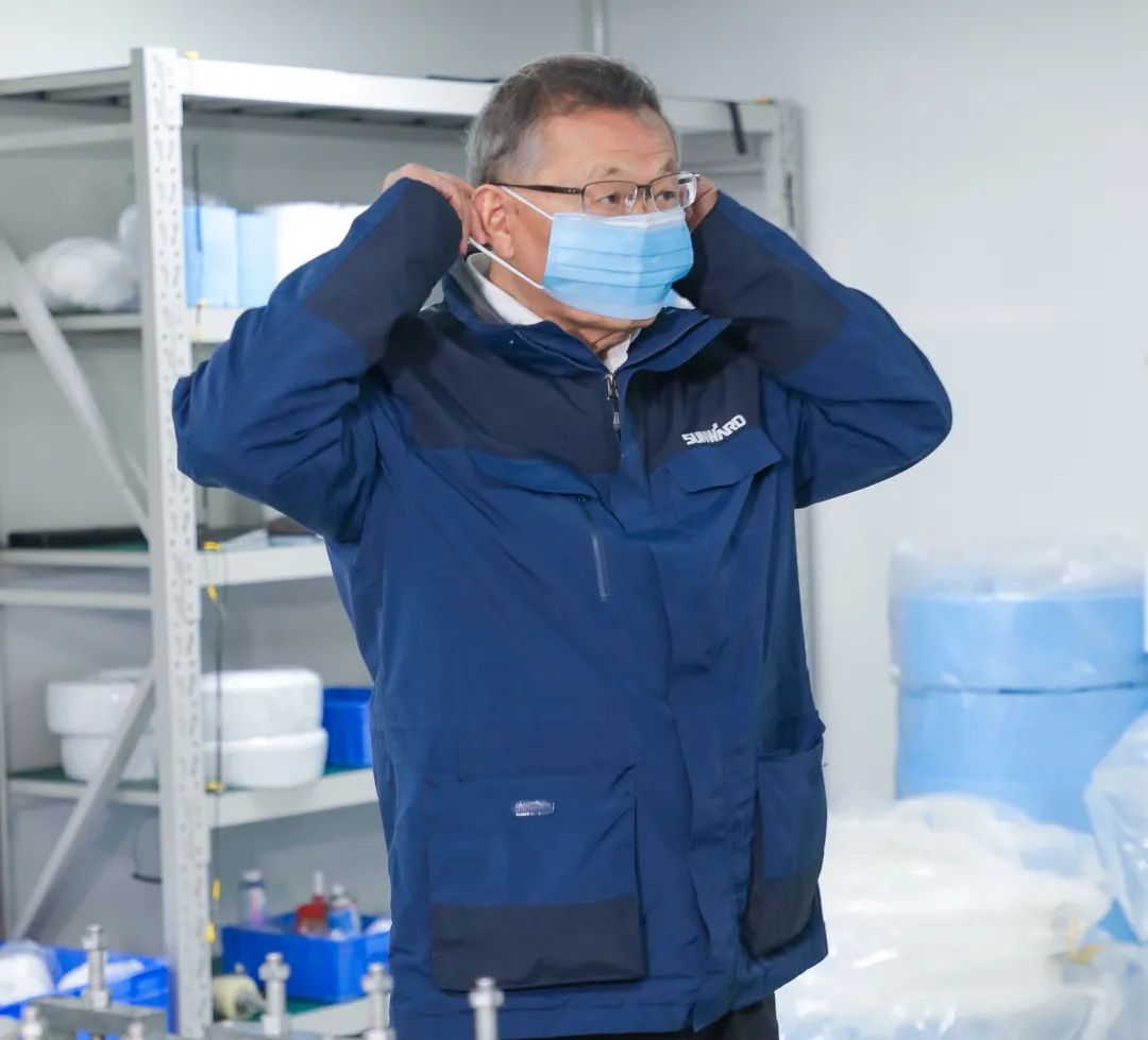 董事长启封皇家国际智能第一个制品口罩