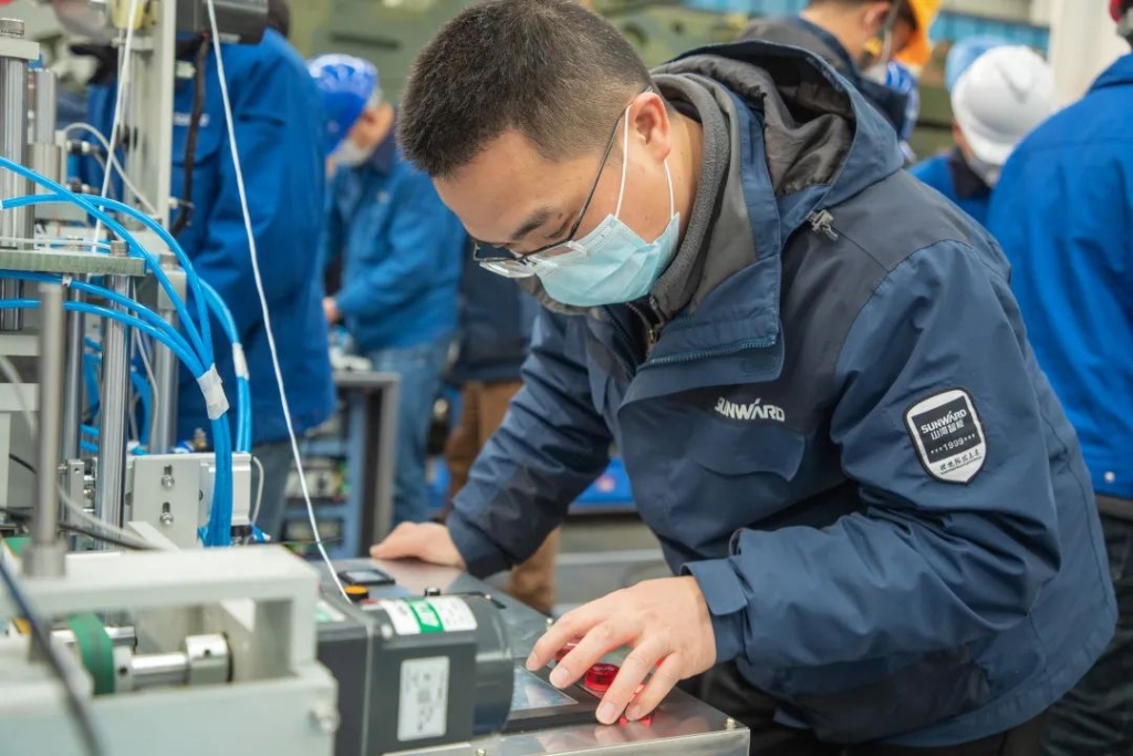 皇家国际智能首台口罩机交付客户