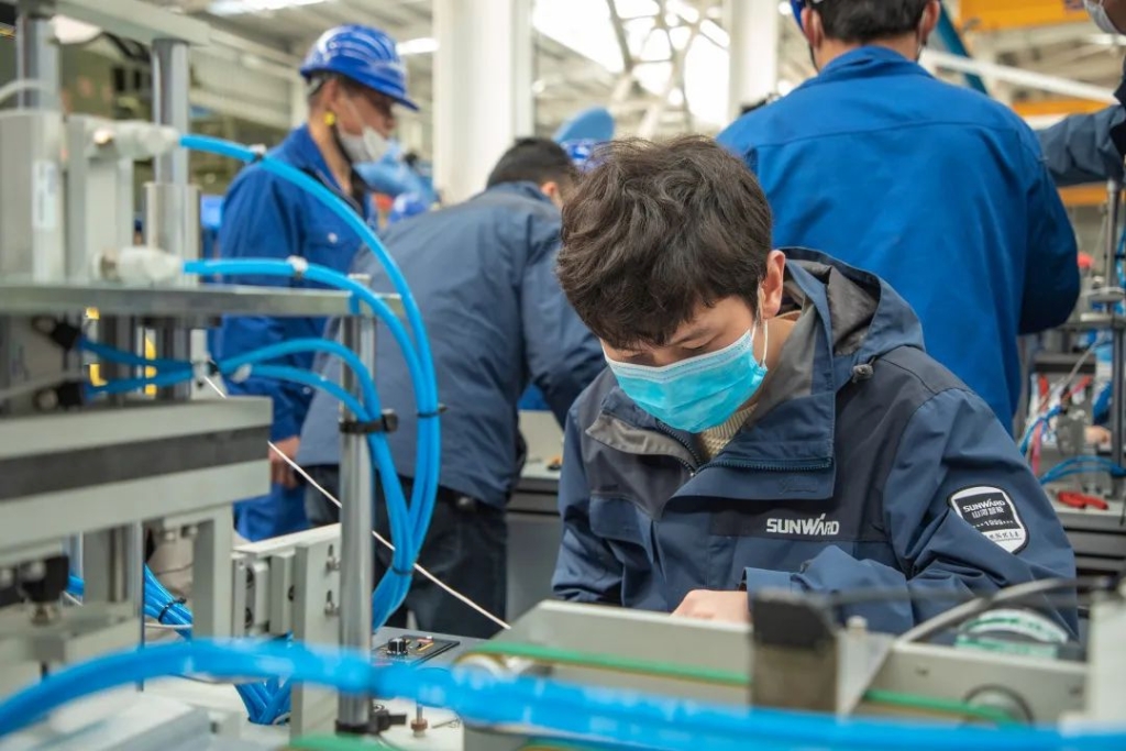 皇家国际智能首台口罩机交付客户