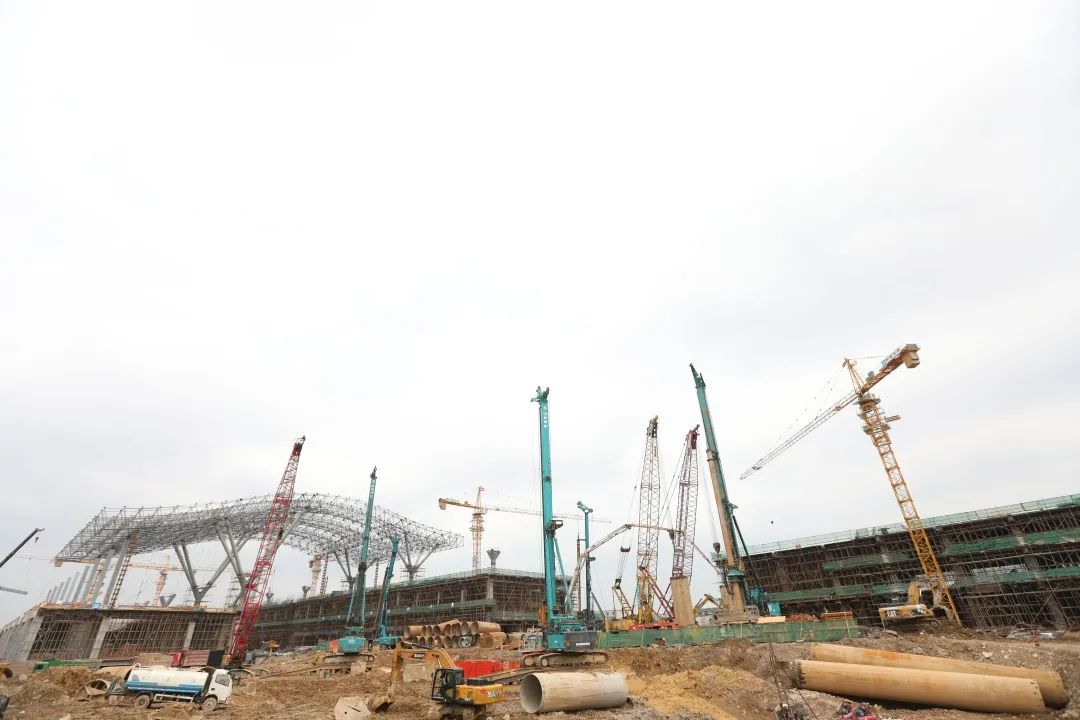 皇家国际机群“染绿”贵阳机场扩建工地