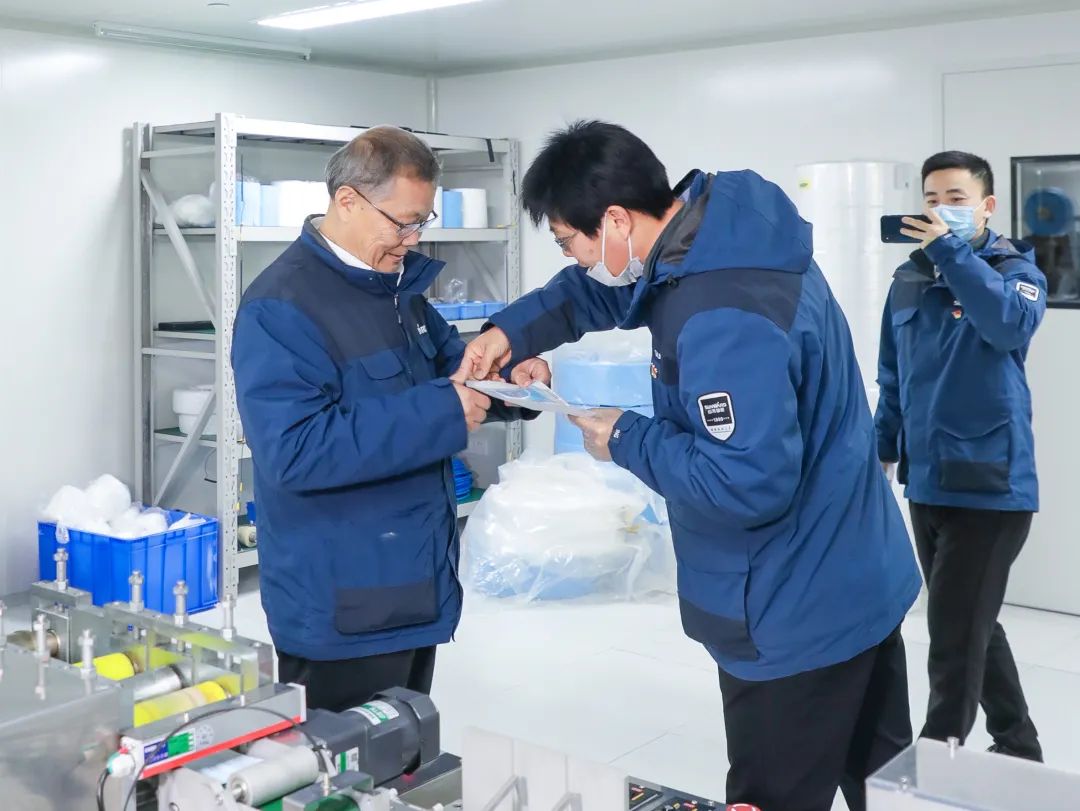 董事长启封皇家国际智能第一个制品口罩