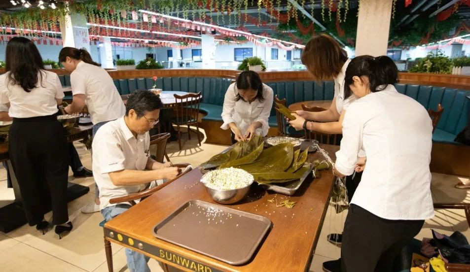 “爱国心，皇家国际情”皇家国际智能第四届包粽子角逐