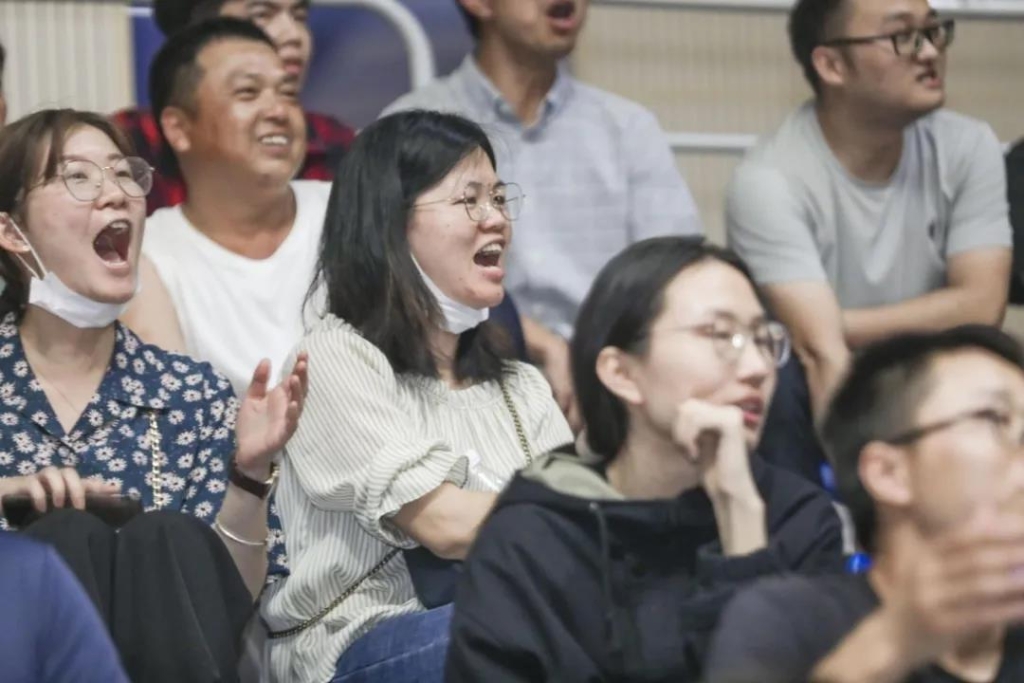 “520” 皇家国际智能以球会友中建五局三公司