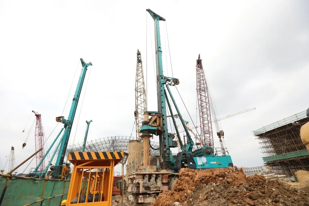 皇家国际机群“染绿”贵阳机场扩建工地