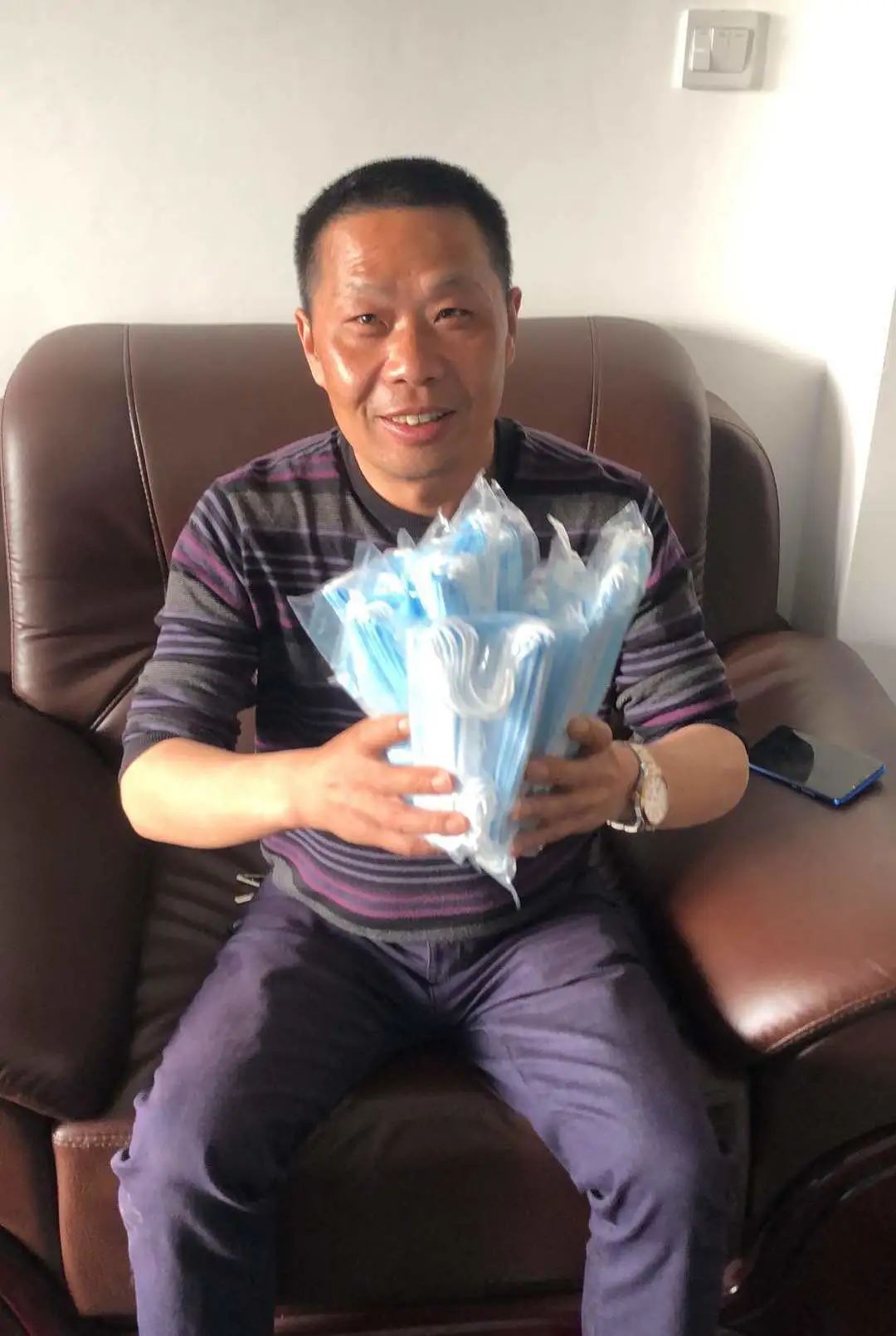 皇家国际智能首批10万只自产口罩发放客户