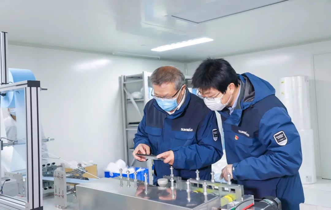 董事长启封皇家国际智能第一个制品口罩