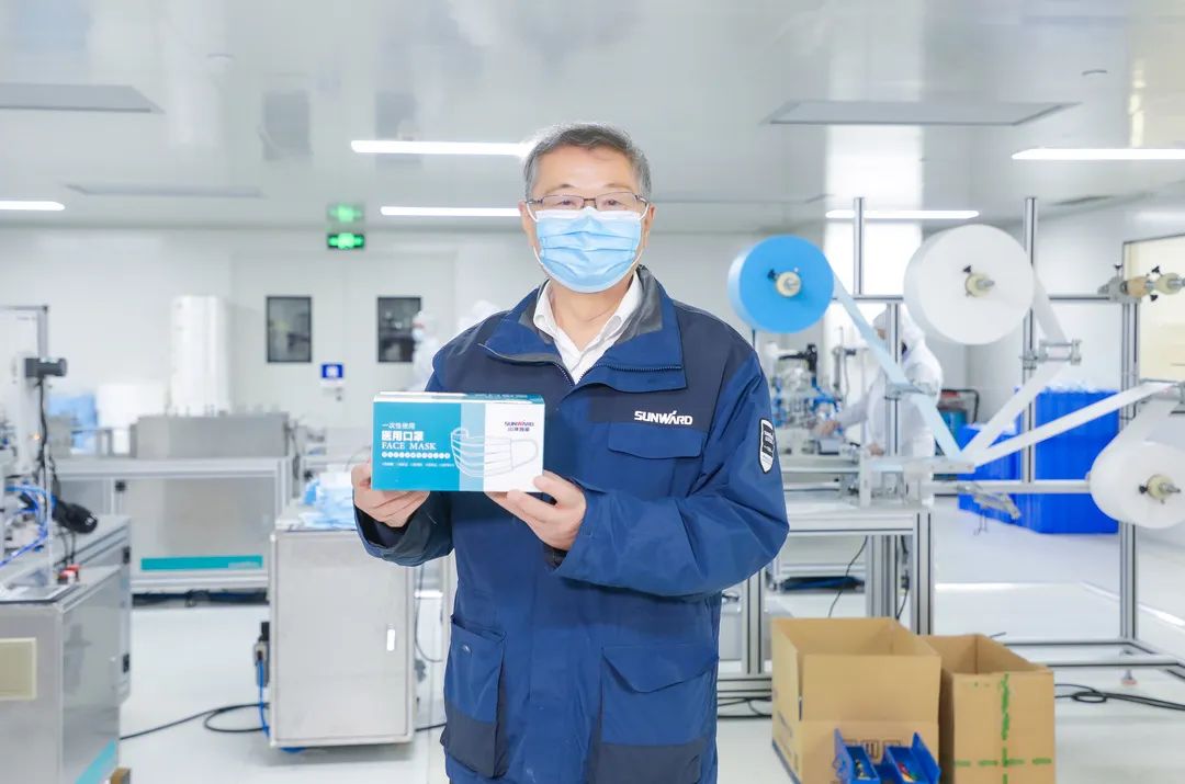 董事长启封皇家国际智能第一个制品口罩