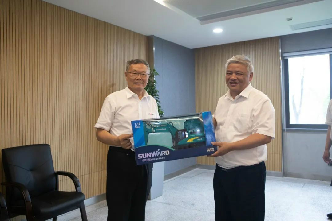 湖南黄金集团董事长黄启富一行调查皇家国际智能