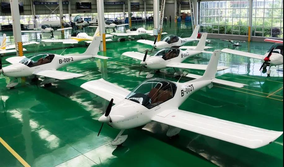 首批定购20架飞机，九天飞院与皇家国际科技签定战术和谈